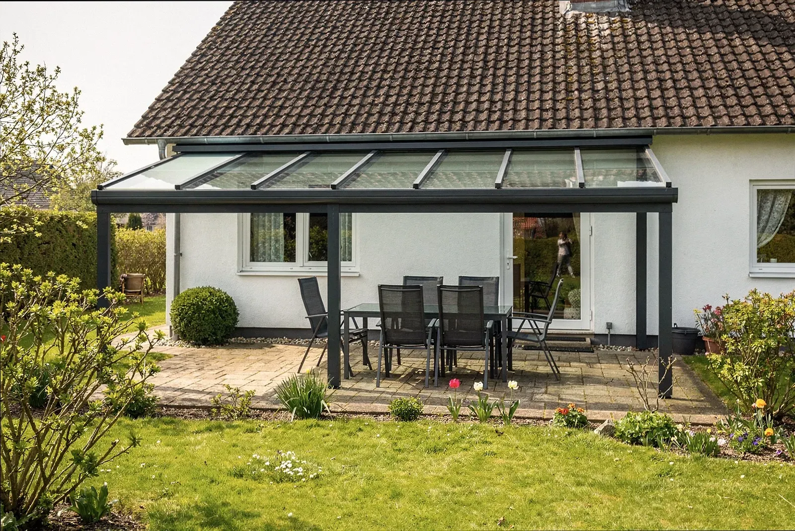 Glasdach über einer Terrasse mit Sitzgruppe in Aachen